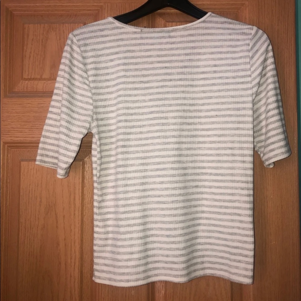 Size large top - Picture 2 of 4